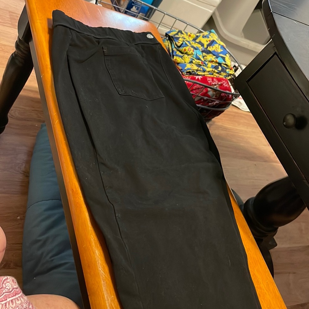 black yoga pants